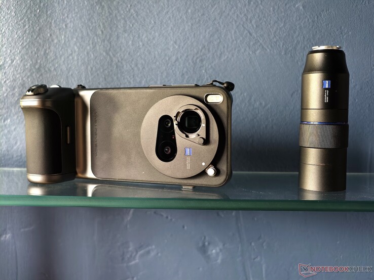 È necessario ruotare il Vivo X300 Pro di 180° per utilizzare l'impugnatura come pulsante di scatto della fotocamera al posto del pulsante di scelta rapida