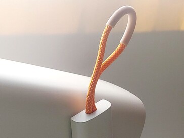 Yaber T1 Pro è dotato di una cinghia rivestita in silicone per un facile trasporto. (Fonte: Notebookcheck)