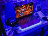 Un computer portatile per il gioco, sotto l'illuminazione blu, in una postazione demo, che esegue un gioco (Fonte immagine: Pexels / Bertellifotografia)