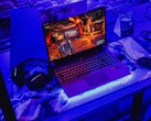 Un computer portatile per il gioco, sotto l'illuminazione blu, in una postazione demo, che esegue un gioco (Fonte immagine: Pexels / Bertellifotografia)