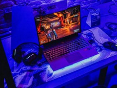 Un computer portatile per il gioco, sotto l&#039;illuminazione blu, in una postazione demo, che esegue un gioco (Fonte immagine: Pexels / Bertellifotografia)