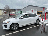 Hyundai Ioniq 5 presso un supercaricatore (immagine: fiehlsport/YT)