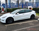 Tesla Model 3 in una stazione di ricarica. (Fonte: Notebookcheck)