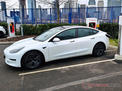 Tesla Model 3 in una stazione di ricarica. (Fonte: Notebookcheck)