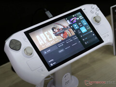 Zotac ha mostrato ancora una volta il suo portatile da gioco Zone di seconda generazione in una finitura bianca e oro. (Fonte: Notebookcheck)