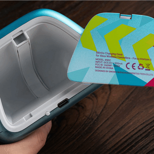 Il dock di ricarica 8BitDo è dotato di uno scomparto per riporre piccoli accessori per un controller Xbox.