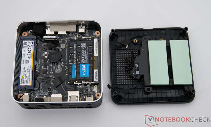 Minisforum AI X1 con il lato inferiore aperto