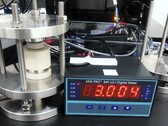 Il materiale della batteria a stato solido AI viene pressato in pellet di elettrodi (immagine: Microsoft)