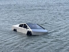 Un Cybertruck Tesla ha dovuto essere recuperato dal lago Grapevine in Texas dopo un test di modalità Wade fallito.