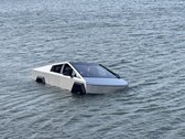 Un Cybertruck Tesla ha dovuto essere recuperato dal lago Grapevine in Texas dopo un test di modalità Wade fallito.