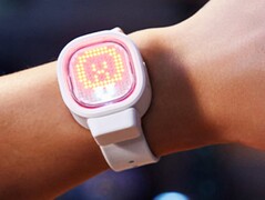 Il display a matrice di punti Godox può essere indossato anche come braccialetto.