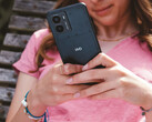 Un'immagine promozionale dello smartphone Fusion di HMD che mostra il telefono nelle mani di una donna con un primo piano del logo HMD sul retro. (Fonte immagine: HMD)