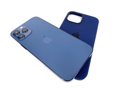 Elegante ma costoso: iPhone 12 Pro Max. Pensaci due volte se vuoi o meno proteggere il tuo investimento