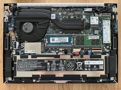 Struttura interna (senza coperture per RAM e SSD)