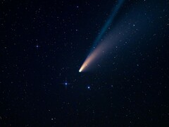 Un'immagine che mostra una cometa e la sua coda.