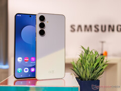 Galaxy S25 FE presenta un linguaggio di design familiare e cornici del display relativamente sottili (fonte: Notebookcheck)