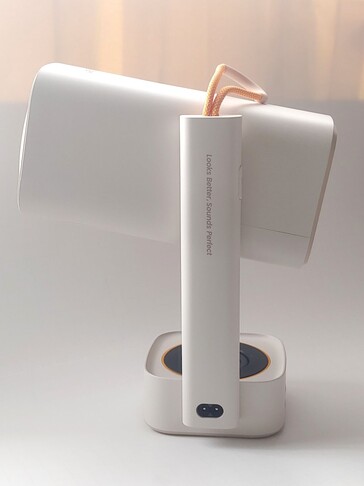 Il design asimmetrico e pesante in alto di Yaber T1 Pro rende facile il ribaltamento in avanti quando viene spinto accidentalmente. (Fonte: Notebookcheck)