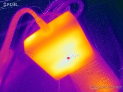 L'adattatore CA raggiunge oltre 44 C quando si utilizzano carichi impegnativi