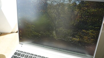 Con lo schermo opaco è possibile lavorare al sole.