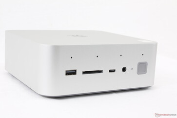 Parte anteriore: USB-A 3.2 Gen. 2 (10 Gbps), lettore di schede SD, USB-C con DisplayPort (10 Gbps), cuffie da 3,5 mm, pulsante di accensione abilitato alle impronte digitali, array di microfoni quadrupli