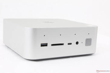 Parte anteriore: USB-A 3.2 Gen. 2 (10 Gbps), lettore di schede SD, USB-C con DisplayPort (10 Gbps), cuffie da 3,5 mm, pulsante di accensione abilitato alle impronte digitali, array di microfoni quadrupli