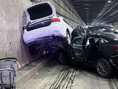 Le conseguenze dell'improvvisa decelerazione della Model S (immagine: California Highway Patrol)