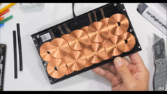 Il nuovo accessorio di Tesla dall'interno. (Fonte: JerryRigEverything via YouTube)