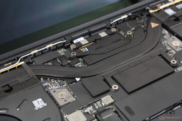 La soluzione di raffreddamento consiste in un'unica grande heat pipe in rame con due ventole da ~50 mm