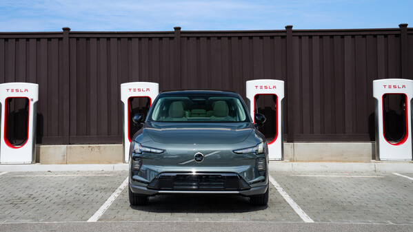 A partire dal quarto trimestre del 2026, i conducenti di modelli Volvo completamente elettrici, come la compatta EX30, potranno utilizzare più di 20.000 Supercharger Tesla in tutta Europa direttamente tramite l'app per smartphone di Volvo.