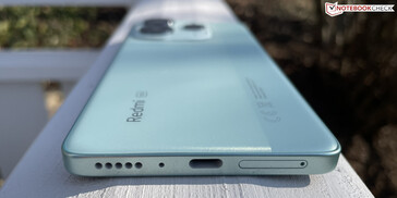 In basso: altoparlante, microfono, USB-C 2.0, slot SIM/microSD (fonte immagine: Manuel Masiero)