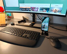 Google Pixel 10a collegato a un monitor e abbinato alla Logitech MK880 come dispositivo di input.