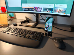 Google Pixel 10a collegato a un monitor e abbinato alla Logitech MK880 come dispositivo di input.