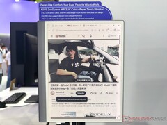 Asus ha esposto il display e-paper MP13UC e lo stand ATS01D al Computex 2026.