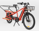 La cargo bike elettrica BTWIN R500E di Decathlon è ora disponibile in rosso. (Fonte: Decathlon)