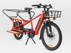 La cargo bike elettrica BTWIN R500E di Decathlon è ora disponibile in rosso. (Fonte: Decathlon)