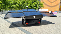 Il rimorchio a pannelli solari di Tesla con Starlink (immagine: Tesla Adri/Twitter)