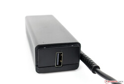 VAIO integra una USB Type-A all'interno dell'alimentatore.