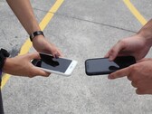 Due persone che tengono due smartphone uno accanto all'altro durante una consegna