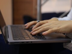 Mani che digitano sulla tastiera di un computer portatile