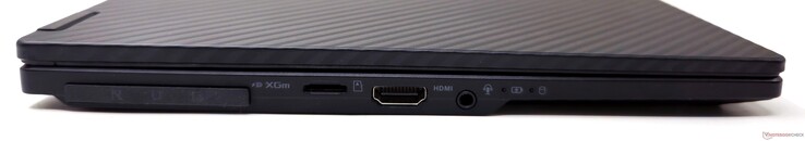 A sinistra: interfaccia ROG XG Mobile, lettore di schede microSD, uscita HDMI 2.1, jack audio combo da 3,5 mm