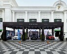 Stand espositivo Volvo all'Expo 2022 di Realestate.com.kh, in cui sono esposte diverse auto Volvo, compresi i SUV, con banner promozionali e branding di fronte a un grande edificio bianco con colonne. (Fonte immagine: I'm Zion via Pexels)