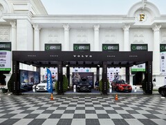 Stand espositivo Volvo all&#039;Expo 2022 di Realestate.com.kh, in cui sono esposte diverse auto Volvo, compresi i SUV, con banner promozionali e branding di fronte a un grande edificio bianco con colonne. (Fonte immagine: I&#039;m Zion via Pexels)