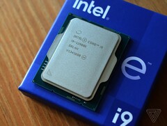 Il processore Alder Lake Intel Core i9-12900K ha stabilito record di benchmark impressionanti dopo essere stato overcloccato a 6,8 GHz (Immagine: Tom Warren/The Verge)