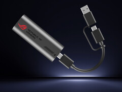 Il ROG USB-C10G è un adattatore da USB-C a 10GbE. Nell’immagine: una foto promozionale dell’accessorio con il cavo in dotazione.
