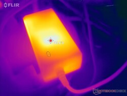 L'adattatore CA può raggiungere i 40 C quando si utilizzano carichi impegnativi