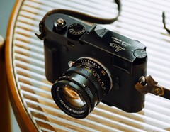 Il Mandler 50 mm f/1,4 E46 Pre-ASPH si ispira al design di un vecchio obiettivo Leica Summilux.