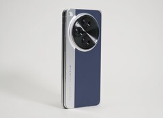 Un'immagine trapelata che mostra un design cancellato per l'Oppo Find N3. (Fonte immagine: Cai Zuxuan su Weibo)