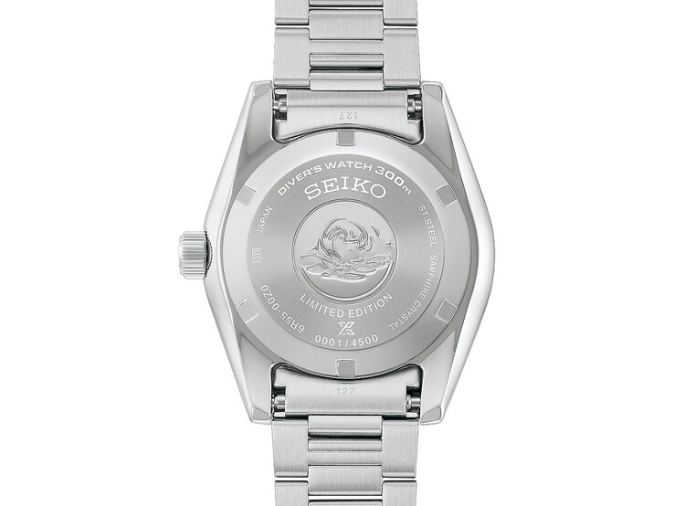 Fondello del Seiko Prospex 1965 Heritage Diver con inciso il simbolo dell’onda, la dicitura “edizione limitata” e il numero di serie individuale.