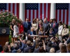 Una foto del Presidente degli Stati Uniti Donald Trump mentre firma il Take It Down Act durante una cerimonia a Washington, USA. (Fonte immagine: @FLOTUS su X)