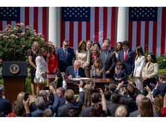 Una foto del Presidente degli Stati Uniti Donald Trump mentre firma il Take It Down Act durante una cerimonia a Washington, USA. (Fonte immagine: @FLOTUS su X)